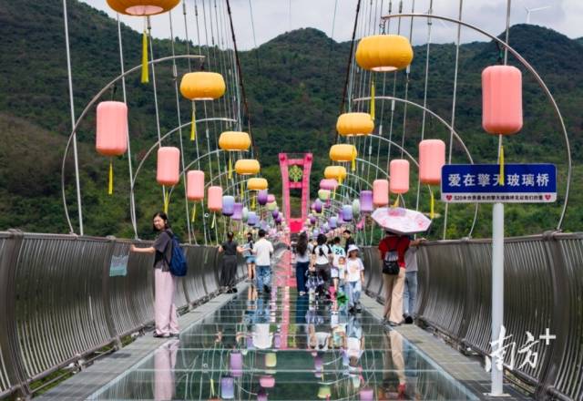 游客行走在擎天玻璃桥,高空俯瞰江川盛景。连州文旅供图 游客行走在擎天玻璃桥,高空俯瞰江川盛景。连州文旅供图