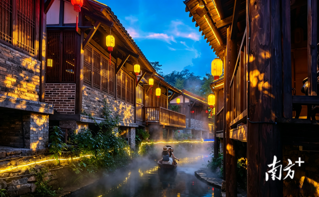 前江铺村的游客。