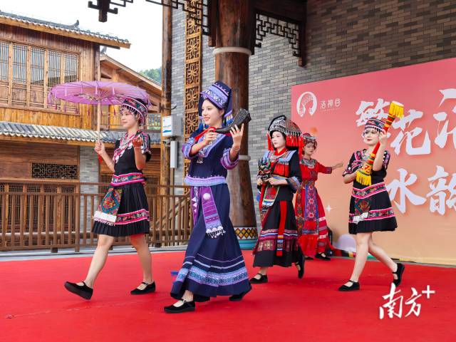 瑶安“洛神谷”民族风情表演。