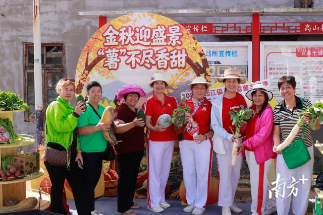 游客手持西江镇农特产品打卡留念。 西江镇供图