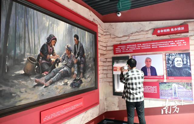 田心村里的“红军长征在连州传承展示中心”，一幅油画作品描述了村民黄红妹和李河玉等人救助王贵的情景。黄津 摄