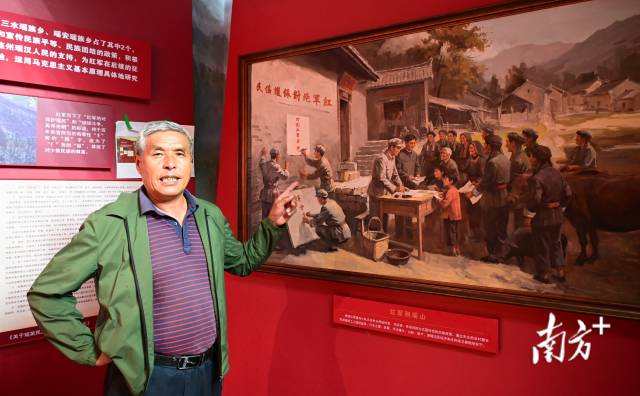李六旺介绍当年红军在田心村的故事。黄津 摄