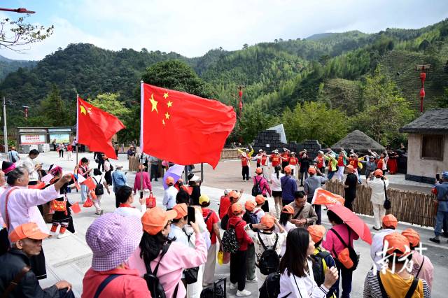 游客打卡田心村红色景观。黄滢 摄