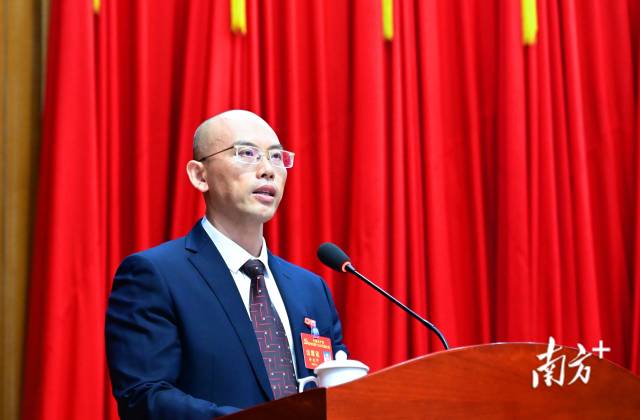 连州市委书记徐建坤代表中国共产党连州市第十四届委员会向大会作题为《实干为先 勇毅前行 奋力建设粤湘桂交界区域现代化中心城市》的报告。黄津 摄