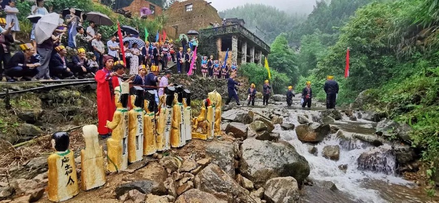 瑶安瑶族乡盘石里村举行六月六"神老节"及瑶族小长鼓舞传承活动