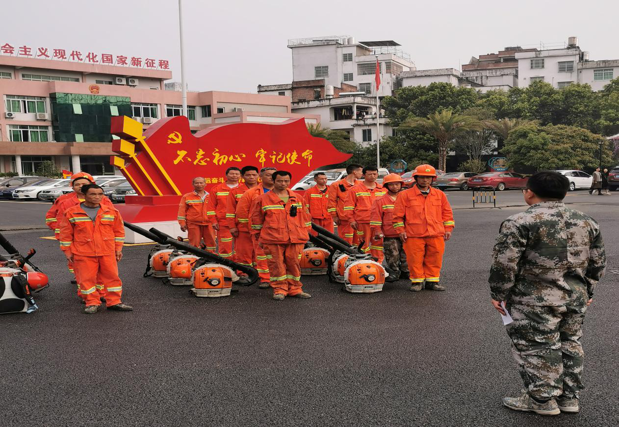 党委委员廖加衡为防灭火队员做动员讲话.jpg