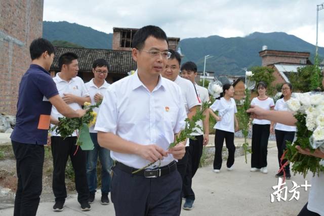 丰阳镇党委书记李剑平等向烈士纪念碑敬献鲜花。