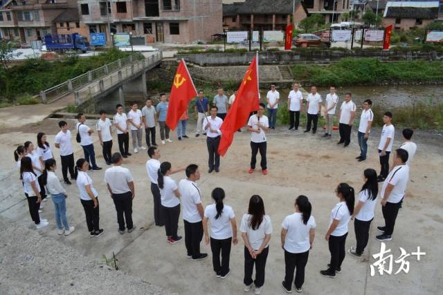 “不忘初心、牢记使命、砥砺前行……”公祭活动结束后，全体干部在烈士纪念碑河边平台喊起口号。