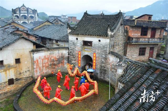 行走丰阳村，能领略到古色古香的建筑。图为龙舞南门楼。