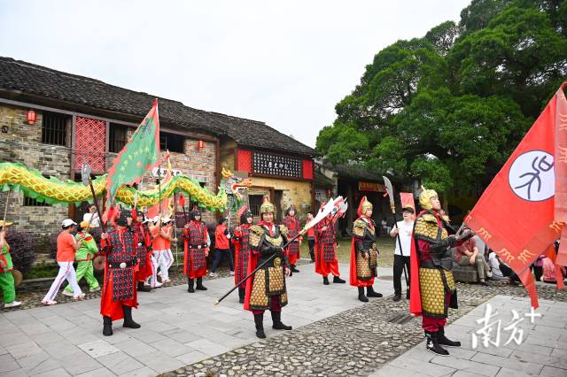 巡游队伍游经西门广场、丰溪古庙、古戏台、丰阳牌坊等地。黄滢 摄