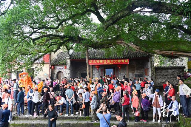 活动现场人山人海，场面壮观。黄滢 摄 