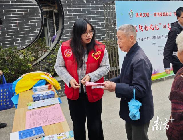 大学生积极参与村中各项工作，服务群众近2000人次。