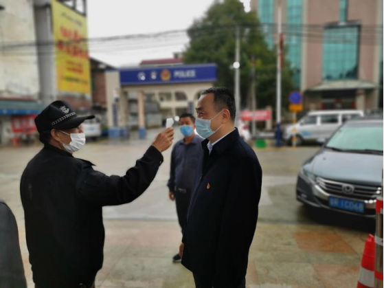 清远市教育局刘耀坚深入基层学校调研“防疫防控”及 学生“线上学习”工作情况610.png