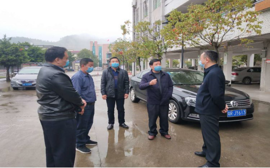 清远市教育局刘耀坚深入基层学校调研“防疫防控”及 学生“线上学习”工作情况760.png