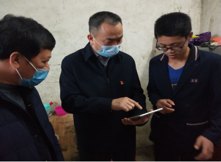 清远市教育局刘耀坚深入基层学校调研“防疫防控”及 学生“线上学习”工作情况1414.png