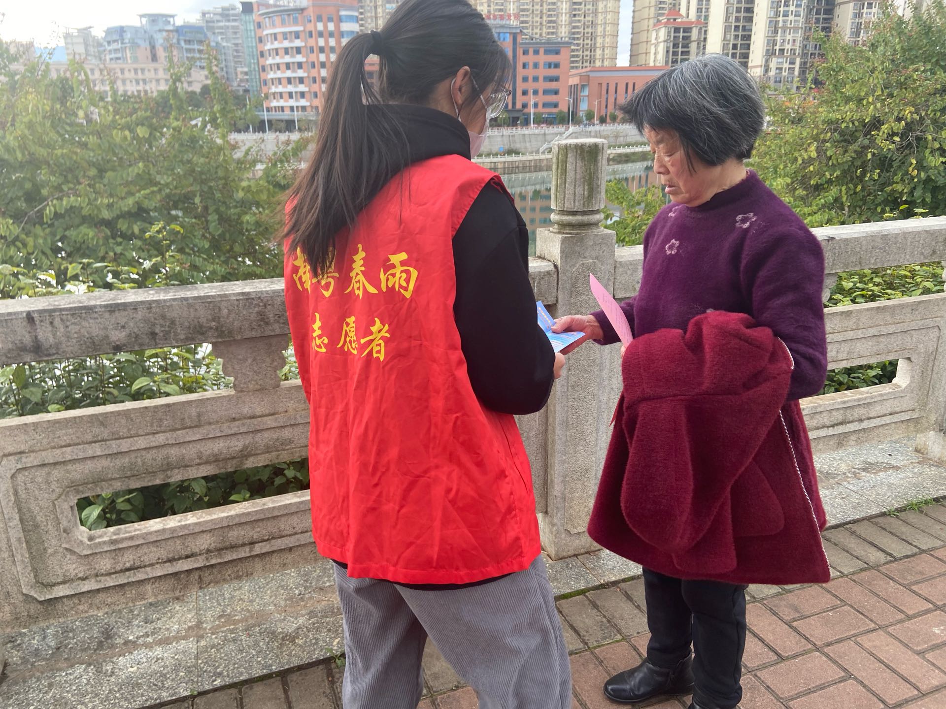 青春聚力,与法同行——连州司法所组织大学生普法志愿者开展“送法进社区”活动