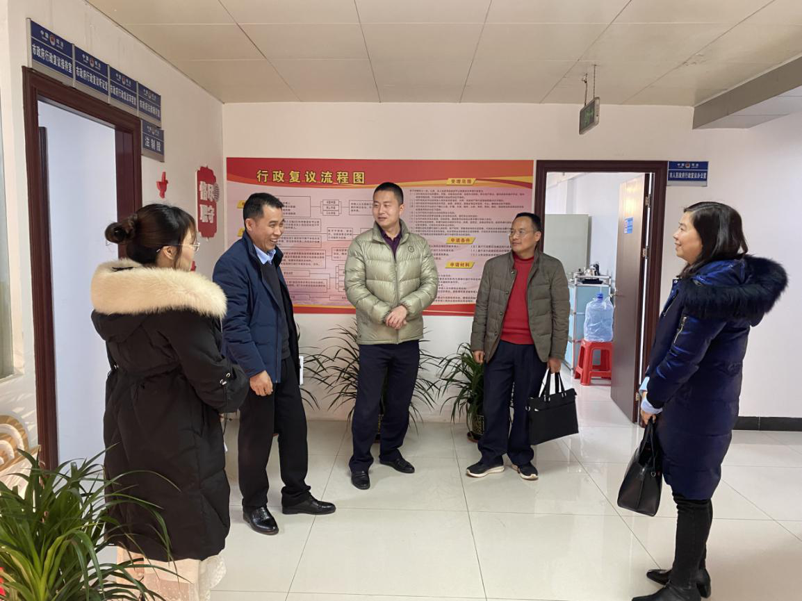 调研组现场实地调研查看行政复议工作场所规范化建设情况1.png