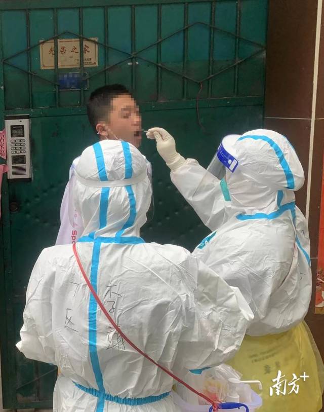 在高风险区的医务人员为群众采样。通讯员供图