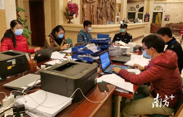 隔离管理专班工作人员连续48小时通宵运转。