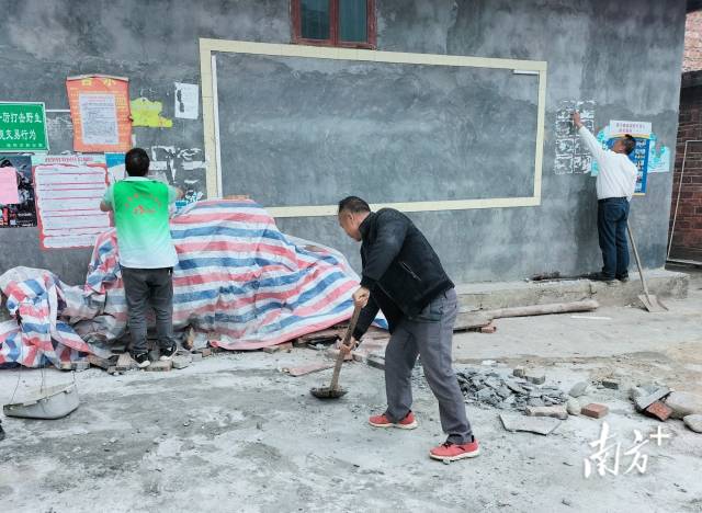 溷坪村团队合力清理村庄垃圾。 溷坪村团队合力清理村庄垃圾。