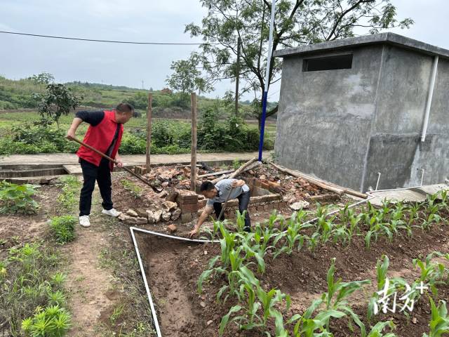 联西团队拆除废弃旱厕。 联西团队拆除废弃旱厕。