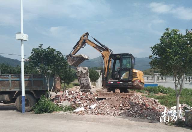 清理建筑垃圾。 清理建筑垃圾。