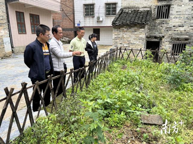 镇督查组下乡督导人居环境整治工作。 镇督查组下乡督导人居环境整治工作。