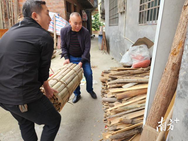 社区团队整治屋前屋后乱堆乱放现象。 社区团队整治屋前屋后乱堆乱放现象。